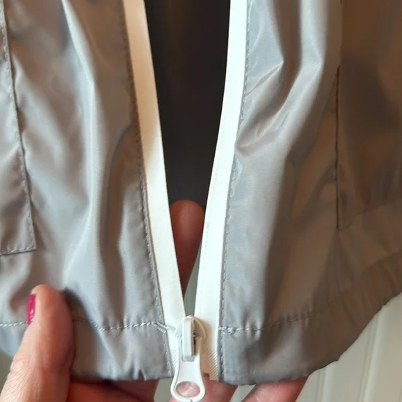 LN RAINCOAT SUOER LIGHTWEIGHT HOOD POCKETS BUNGEES TO ADJUST, SIZE MEDIUM - Picture 12 of 17